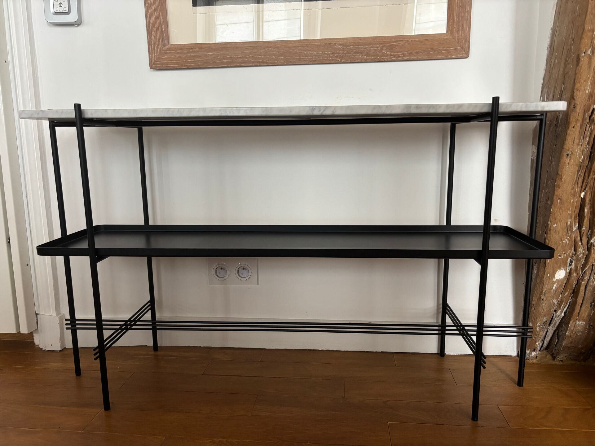 GUBI Console en marbre noir et blanc