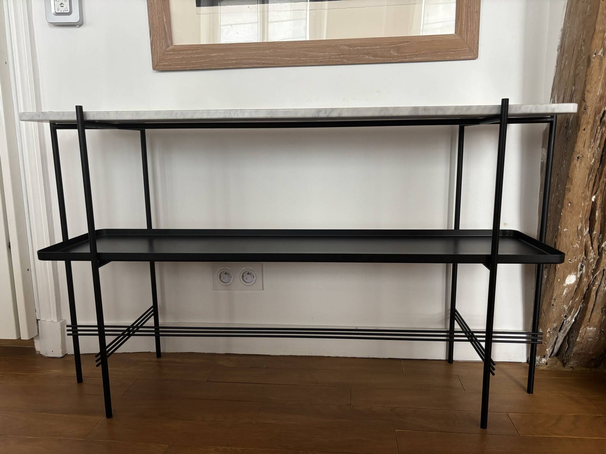 GUBI Console en marbre noir et blanc
