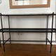 GUBI Console en marbre noir et blanc