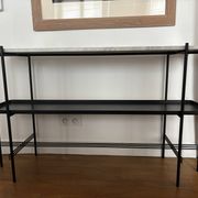 GUBI Console en marbre noir et blanc