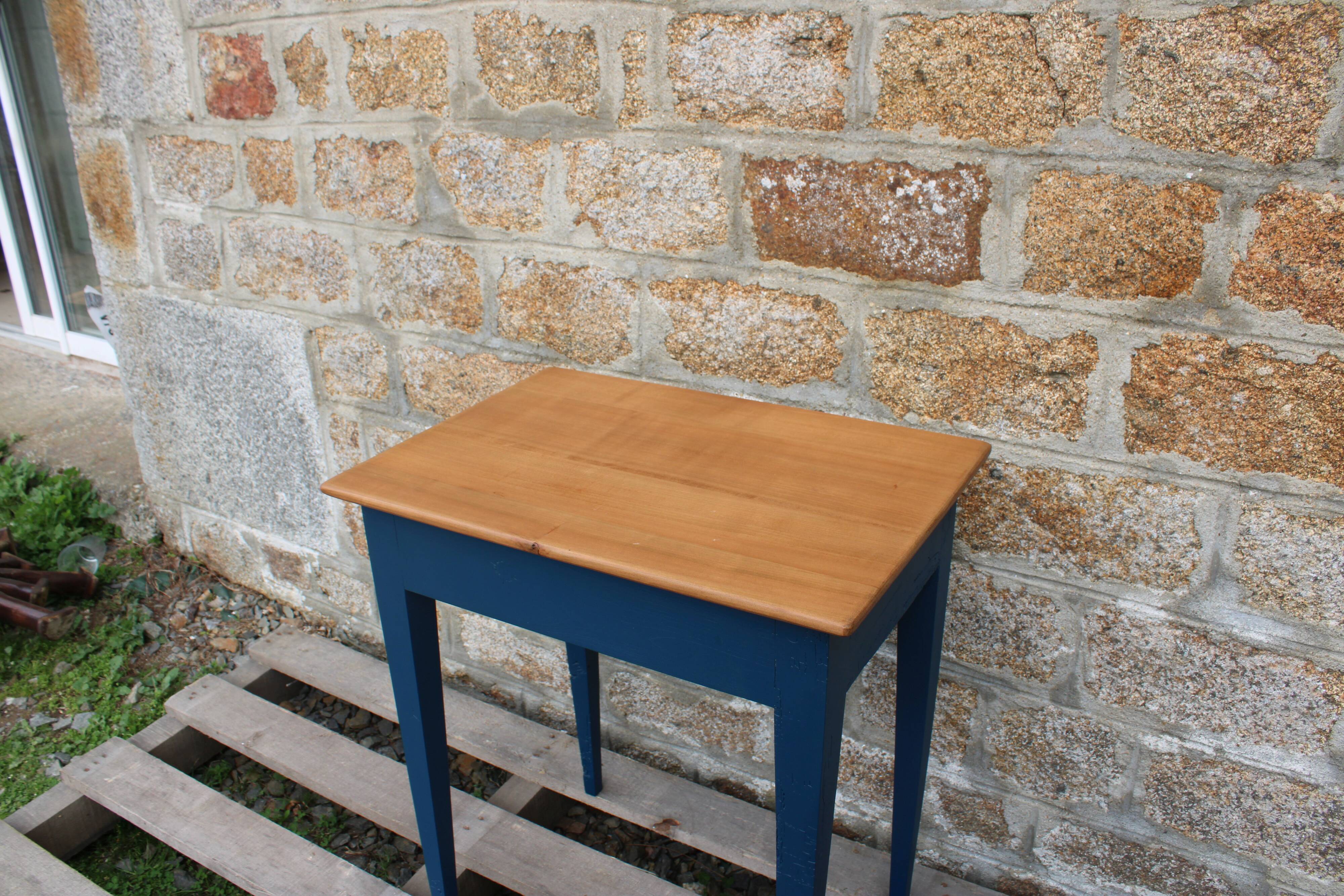 Table d’appoint ancienne rénovée – plateau bois naturel