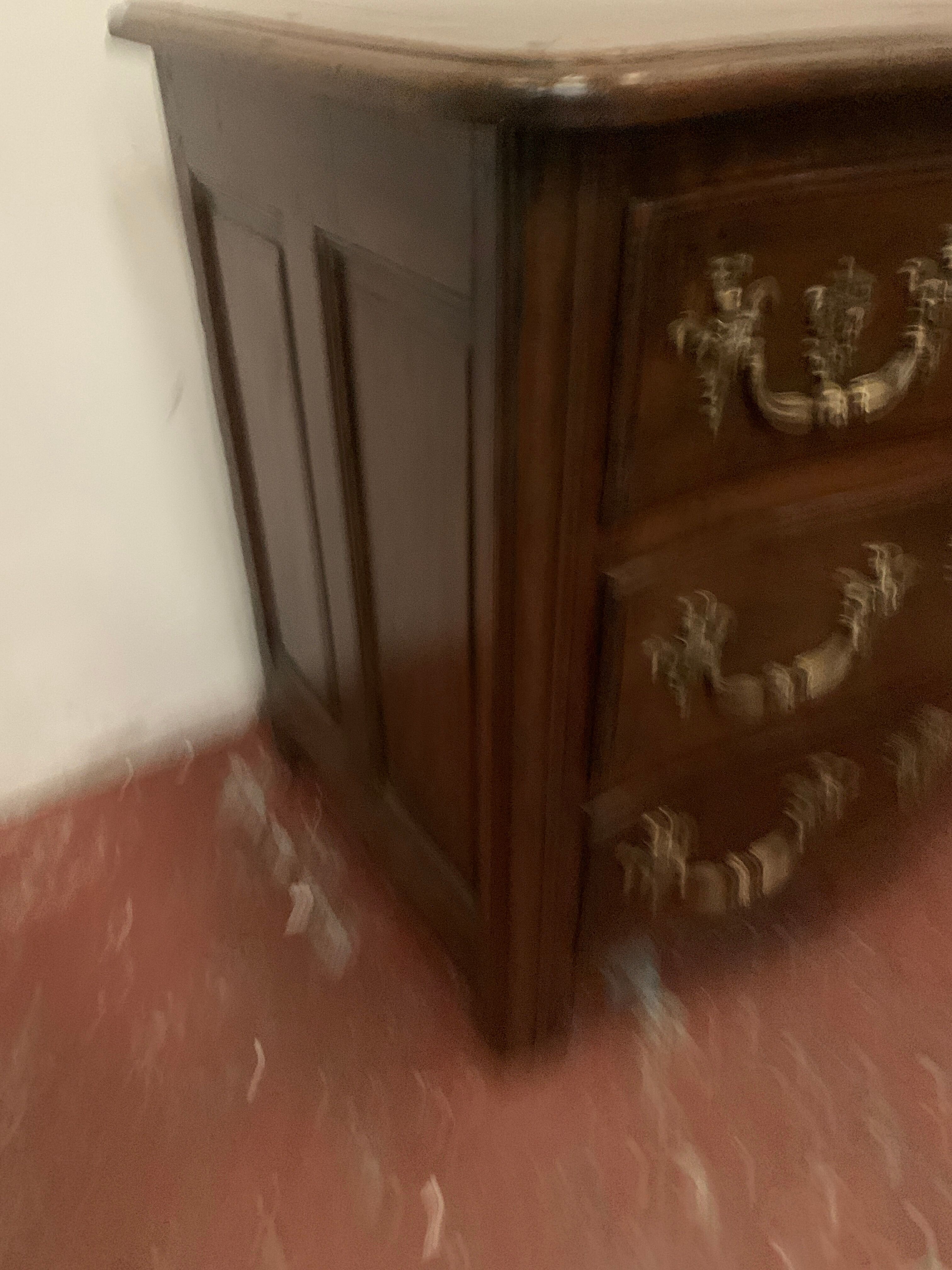 Commode provinciale en noyer massif xviii siècle