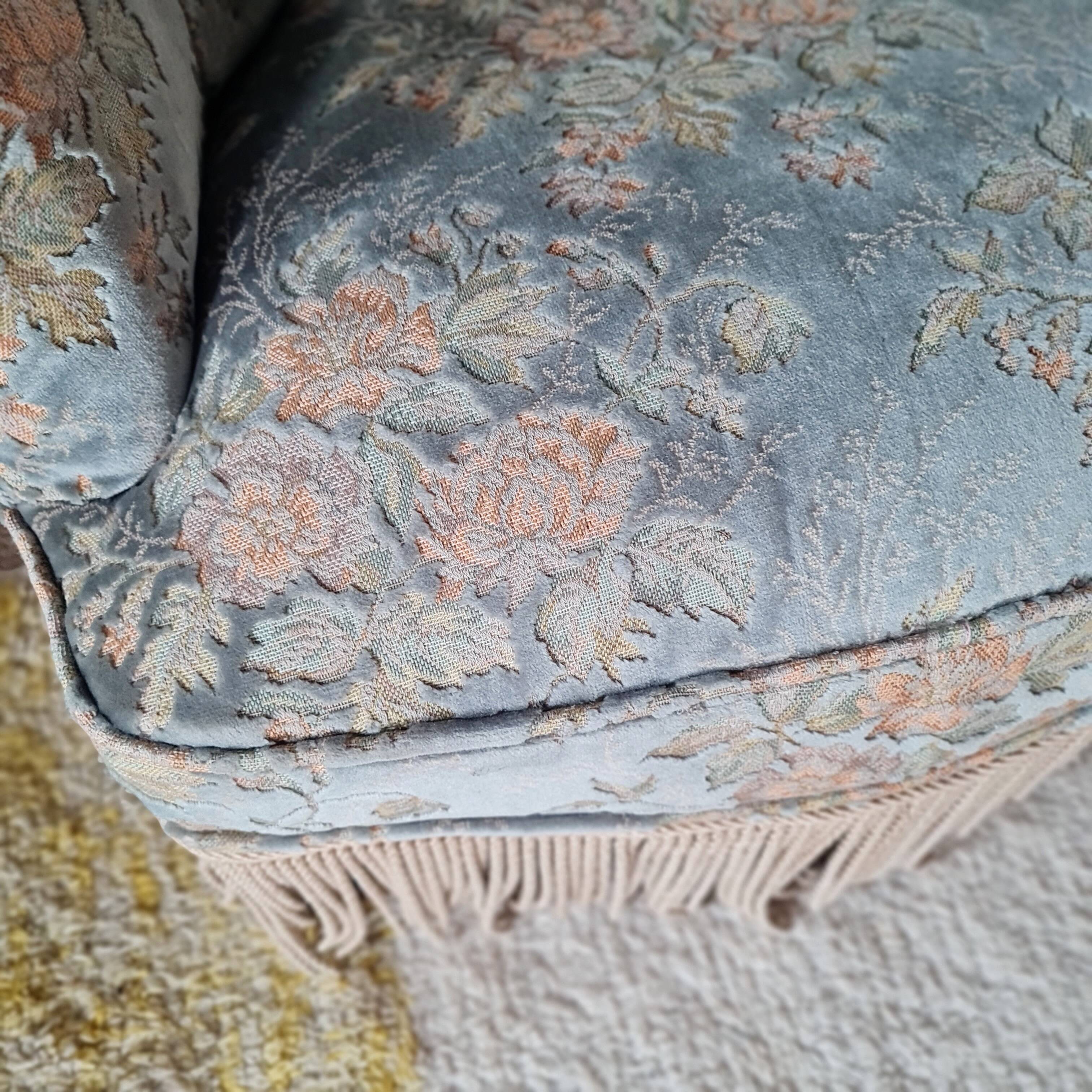 Fauteuil crapaud ancien velours fleuri avec franges