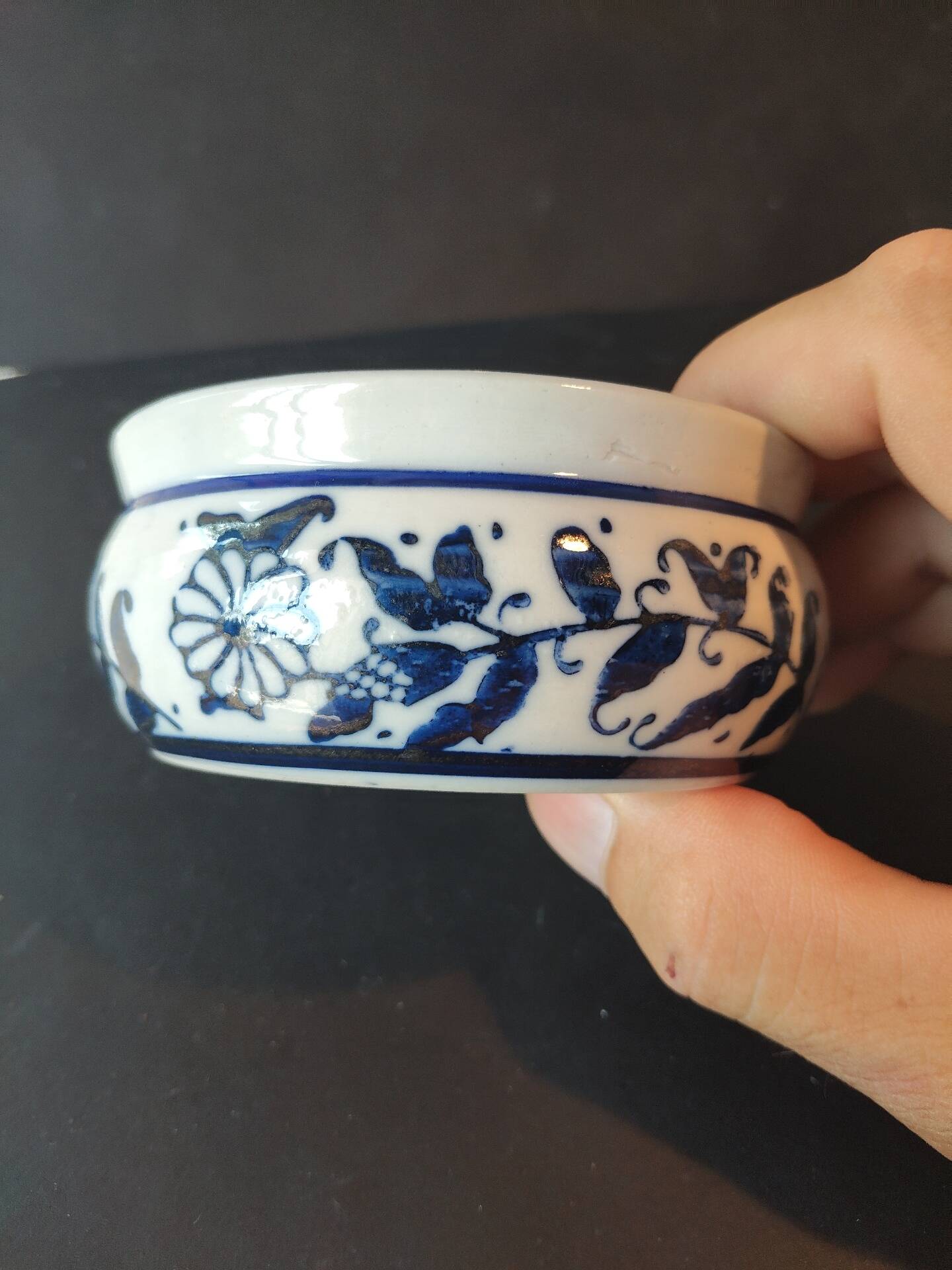 Petite coupe chinoise bleu et blanc à décor floral – XXe siècle