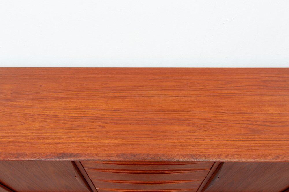 Grand buffet en teck par Dyrlund, années 1960.