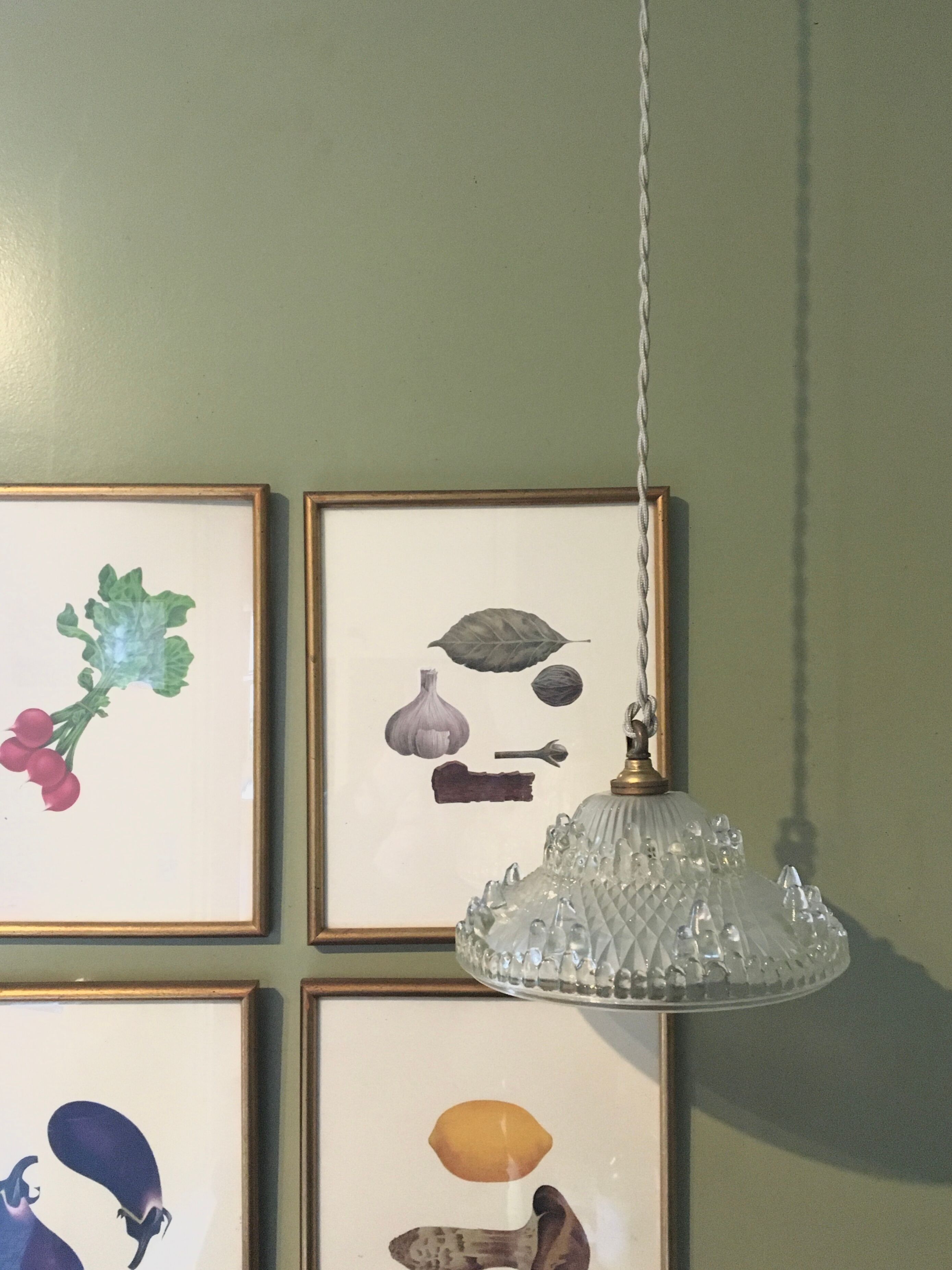Hanging moulded glass with cable