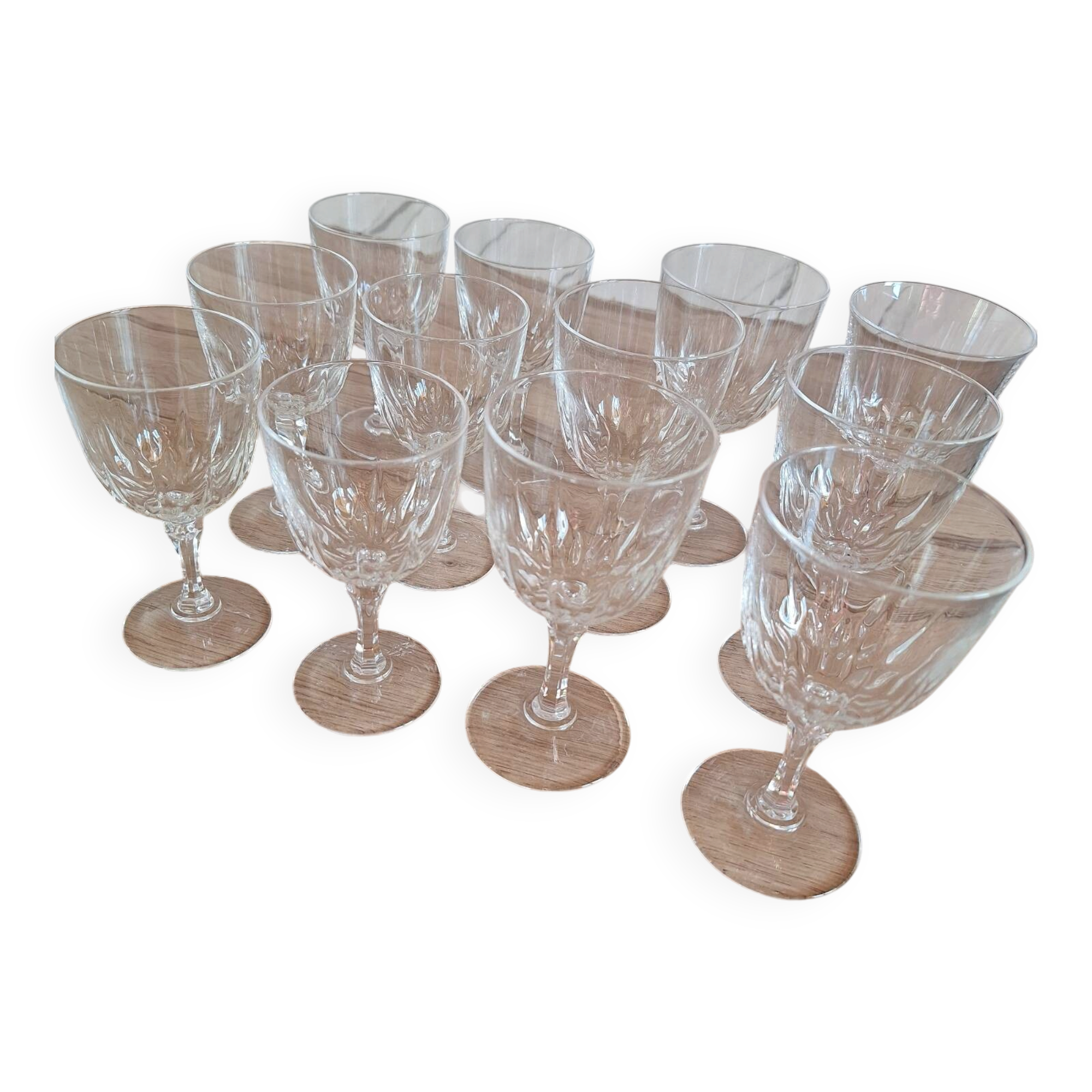 12 crystal footed glasses from Arques in 2 different sizes.