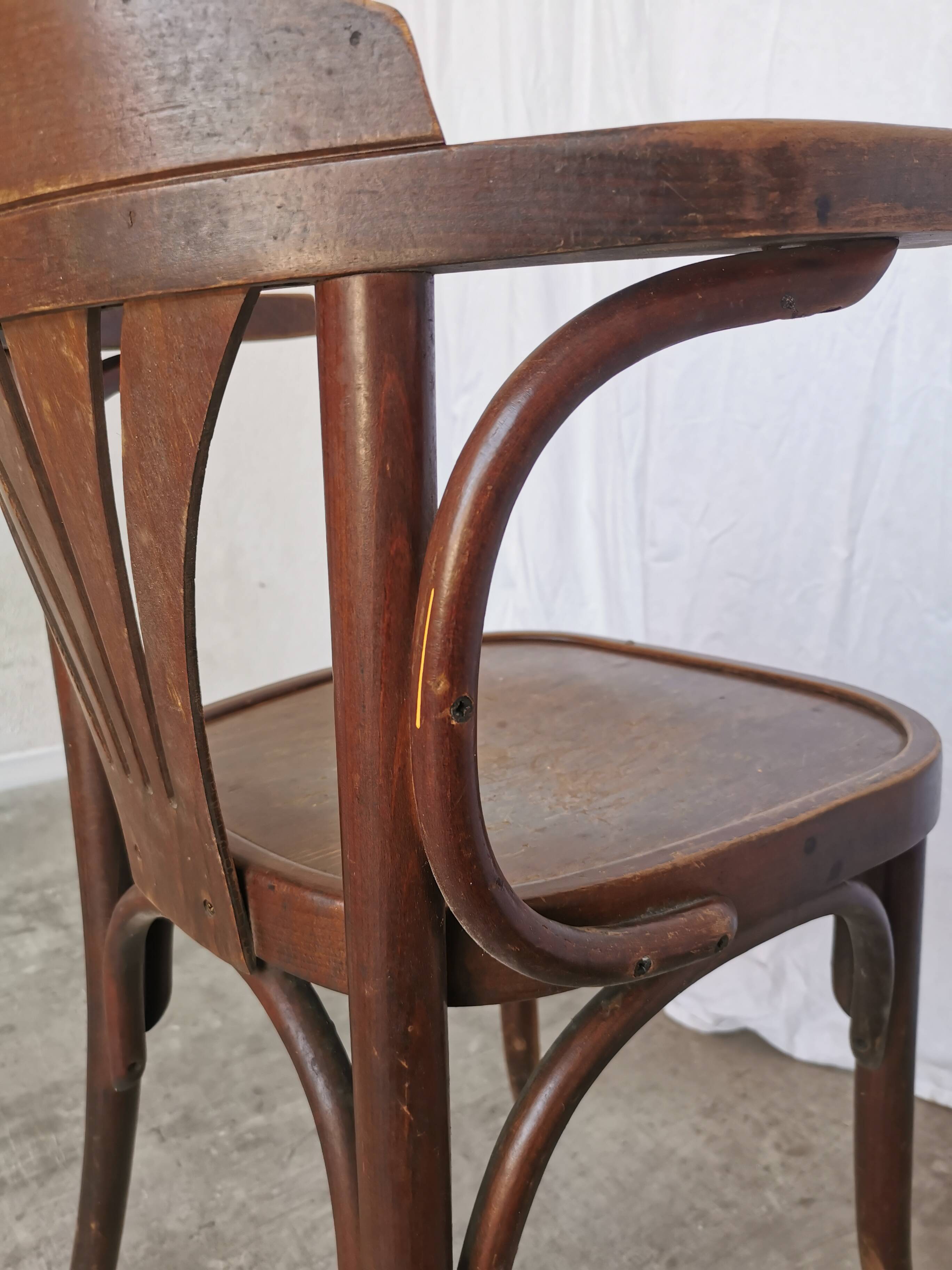 Chaise de salle à manger vintage en bois courbé : fauteuil style Thonet du milieu du siècle