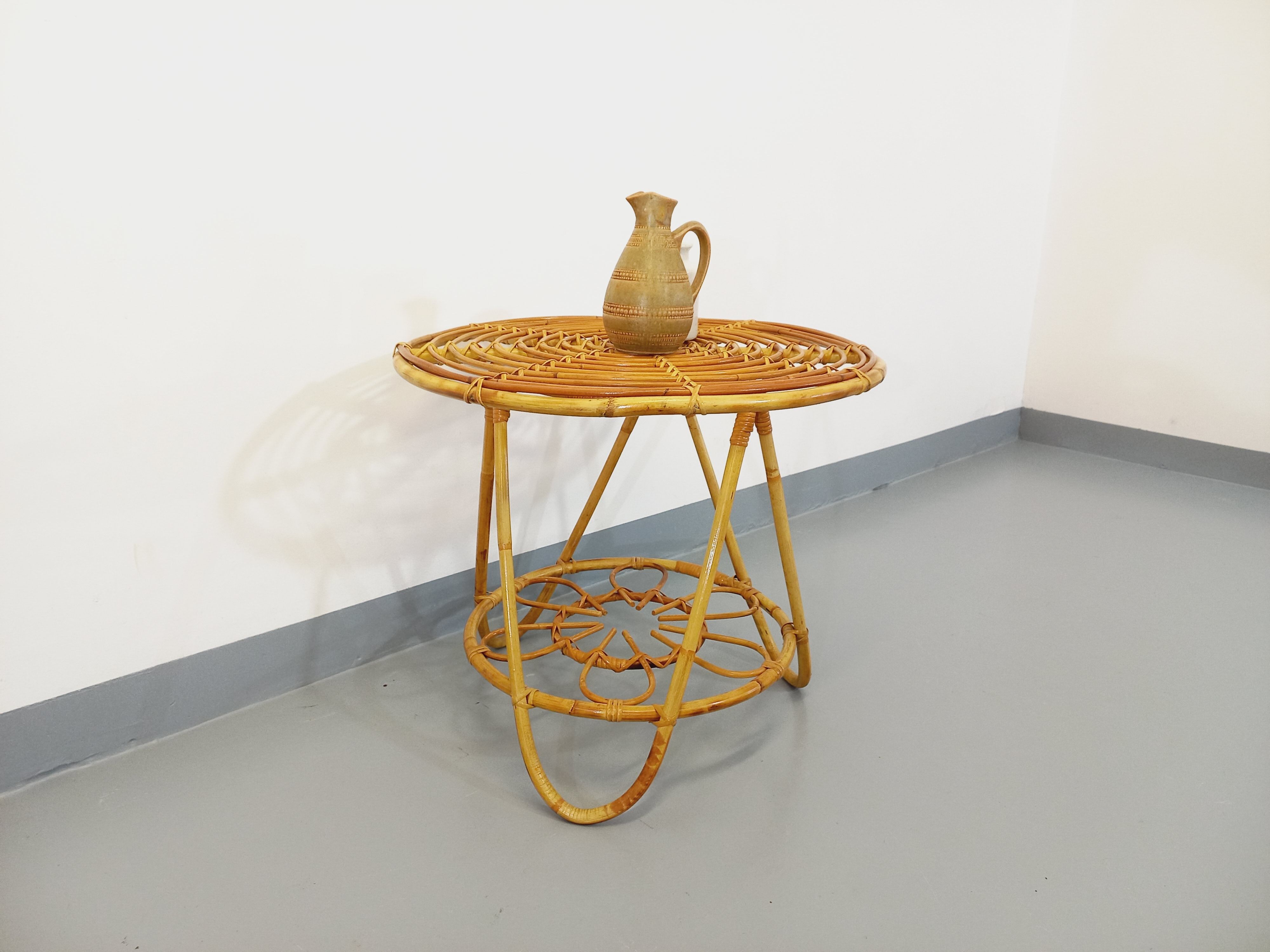 Round coffee table with 60's vintage rattan magazine tray