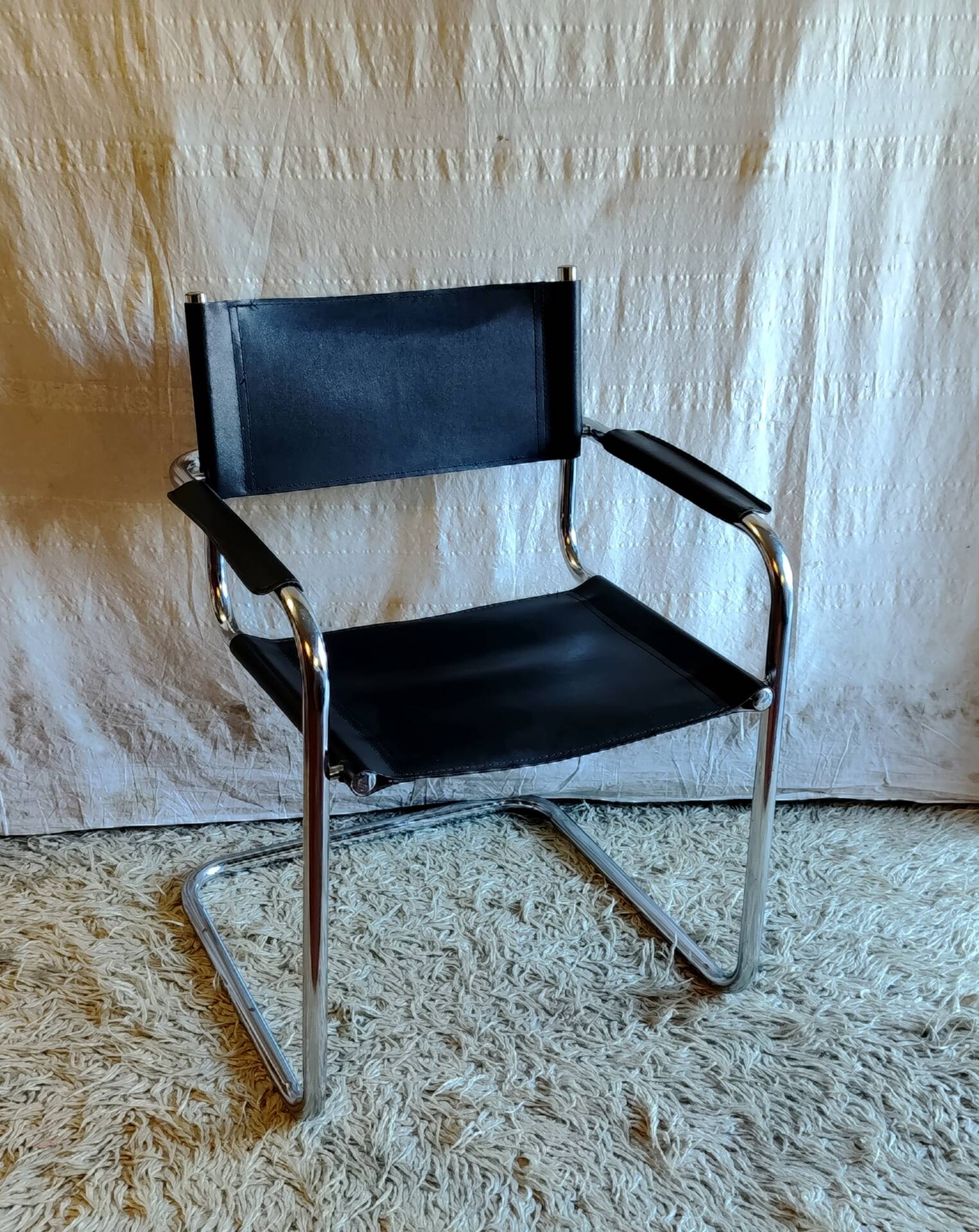 Bauhaus chair in chrome metal and leather - mid 20th century.