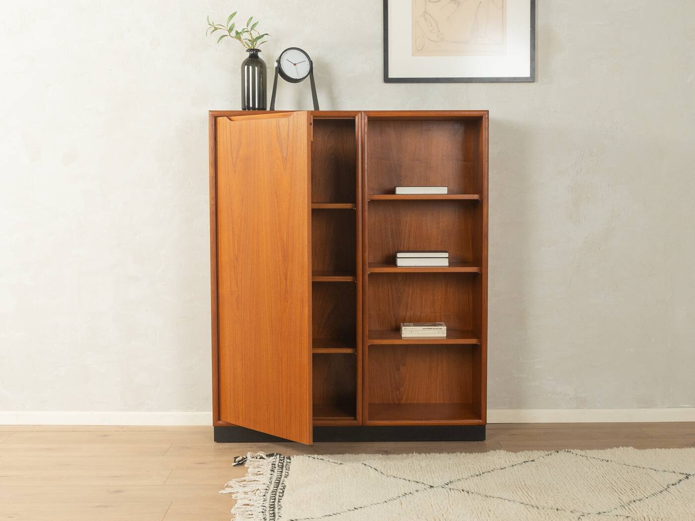Commode classique des années 1960, placage en teck, dessus en HPL noir.