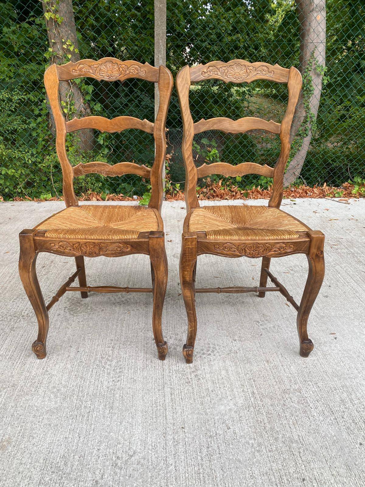 2 chaises provençales en bois sculpté et assise paille