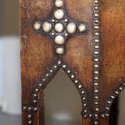 Table Console Antique en Cuir Clouté Style Gothique Pugin Restaurée