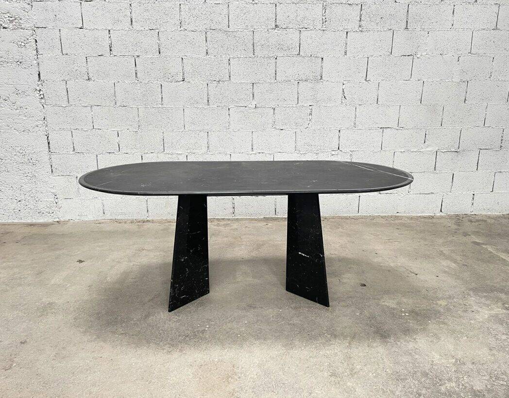 Table d'appoint noire avec plateau en marbre vert foncé