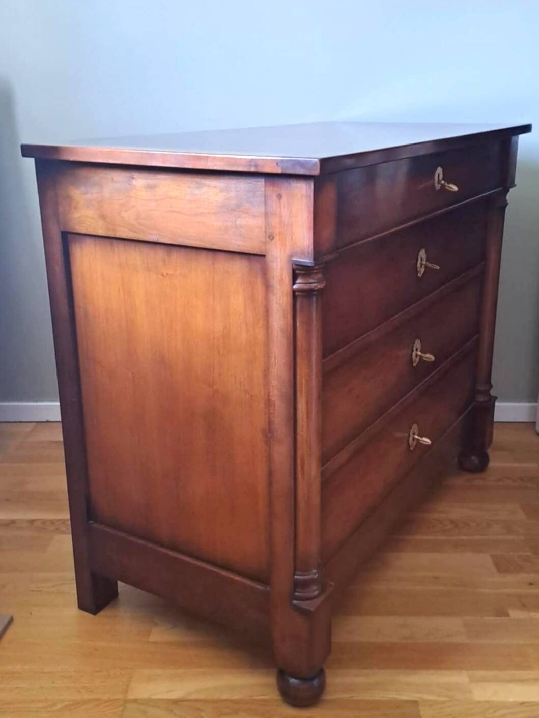 Mahogany chest of drawers