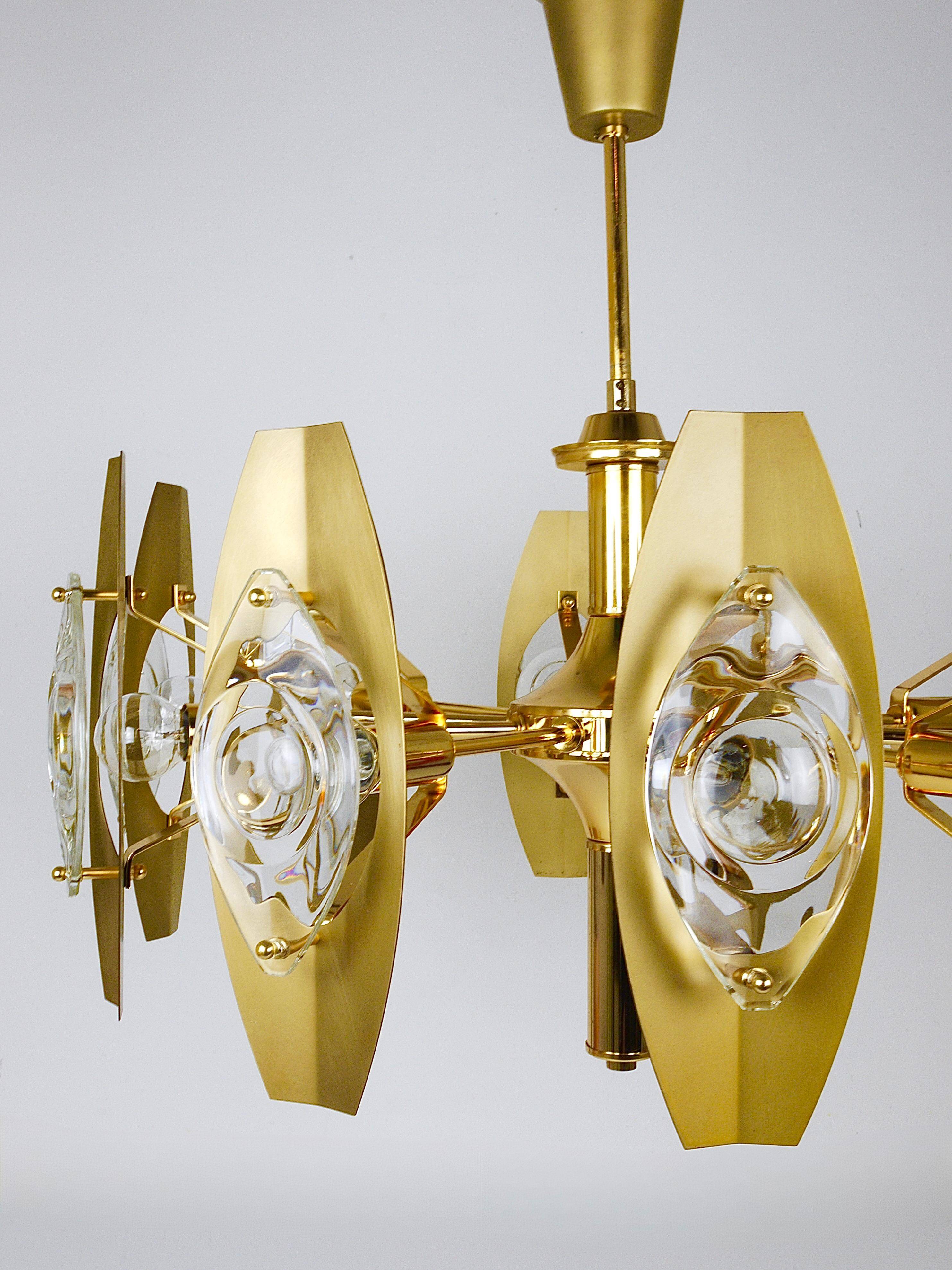 Oscar Torlasco brass chandelier of 25 inches with optical prism lenses, Italy, 1970s.