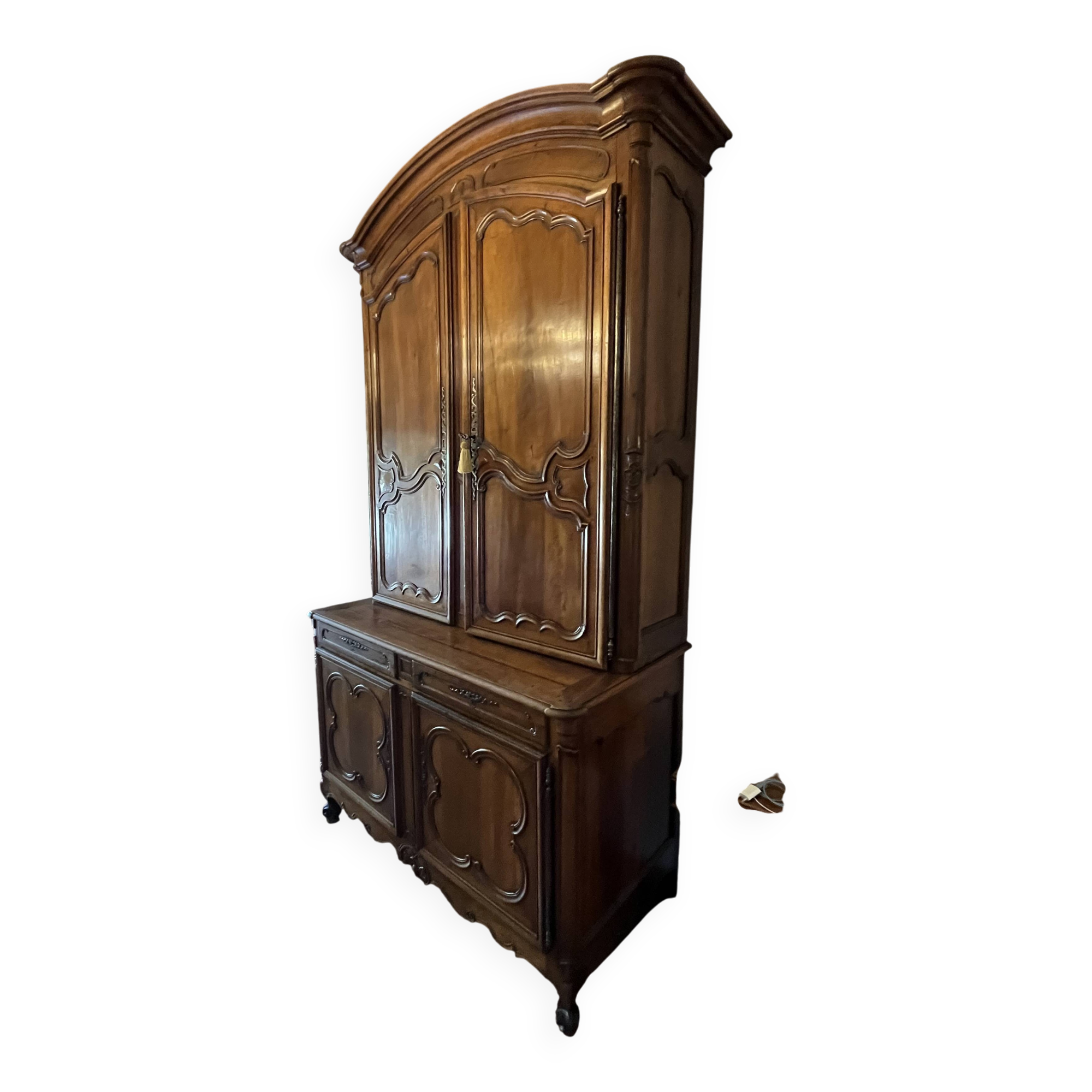 Armoire (Bahut) deux corps Louis XV en noyer 18e siècle