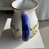 Grande carafe blanche en terre cuite à motif de frise stylisée verte jaune