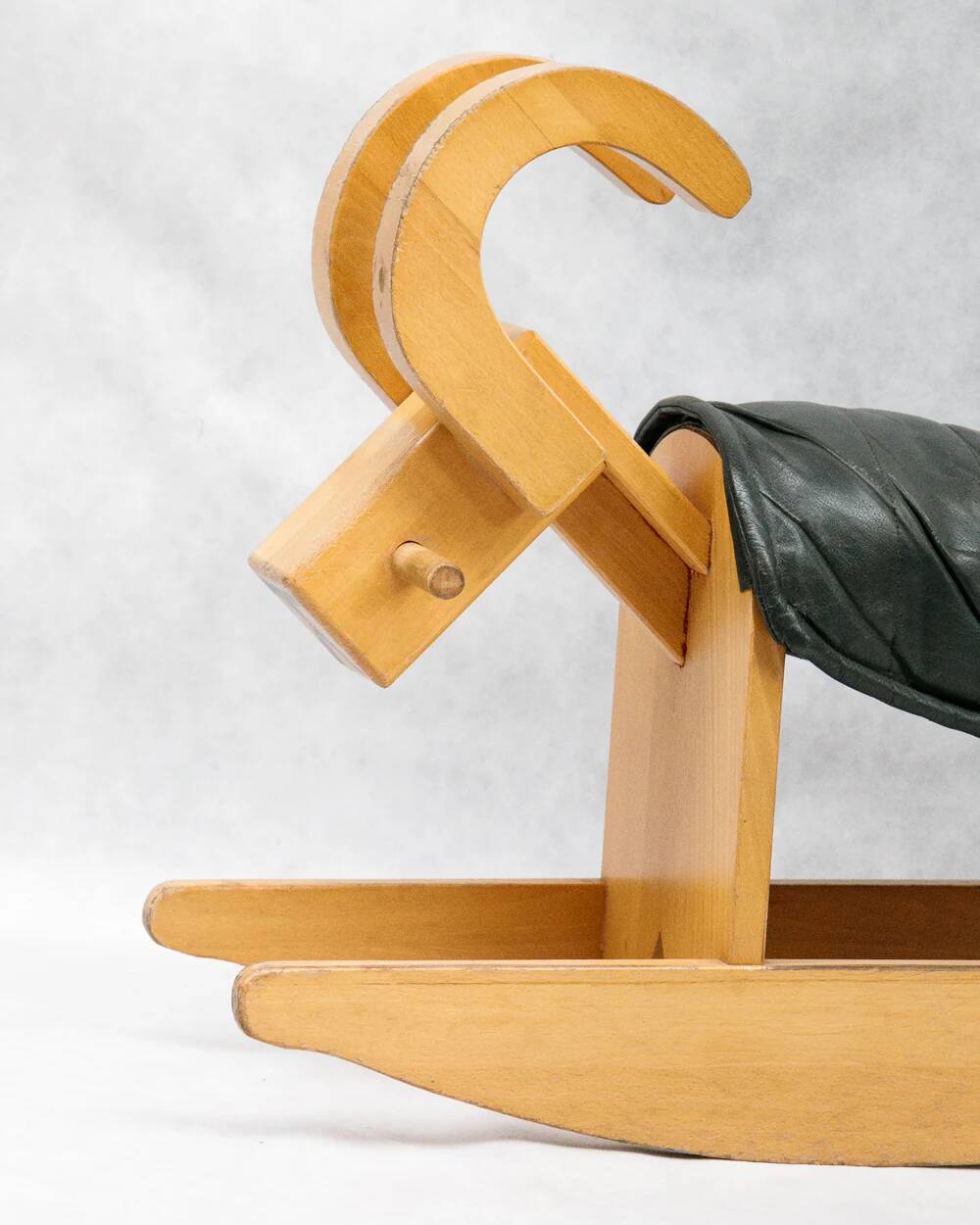 Bouc à bascule en bois vintage du milieu du siècle des années 1960