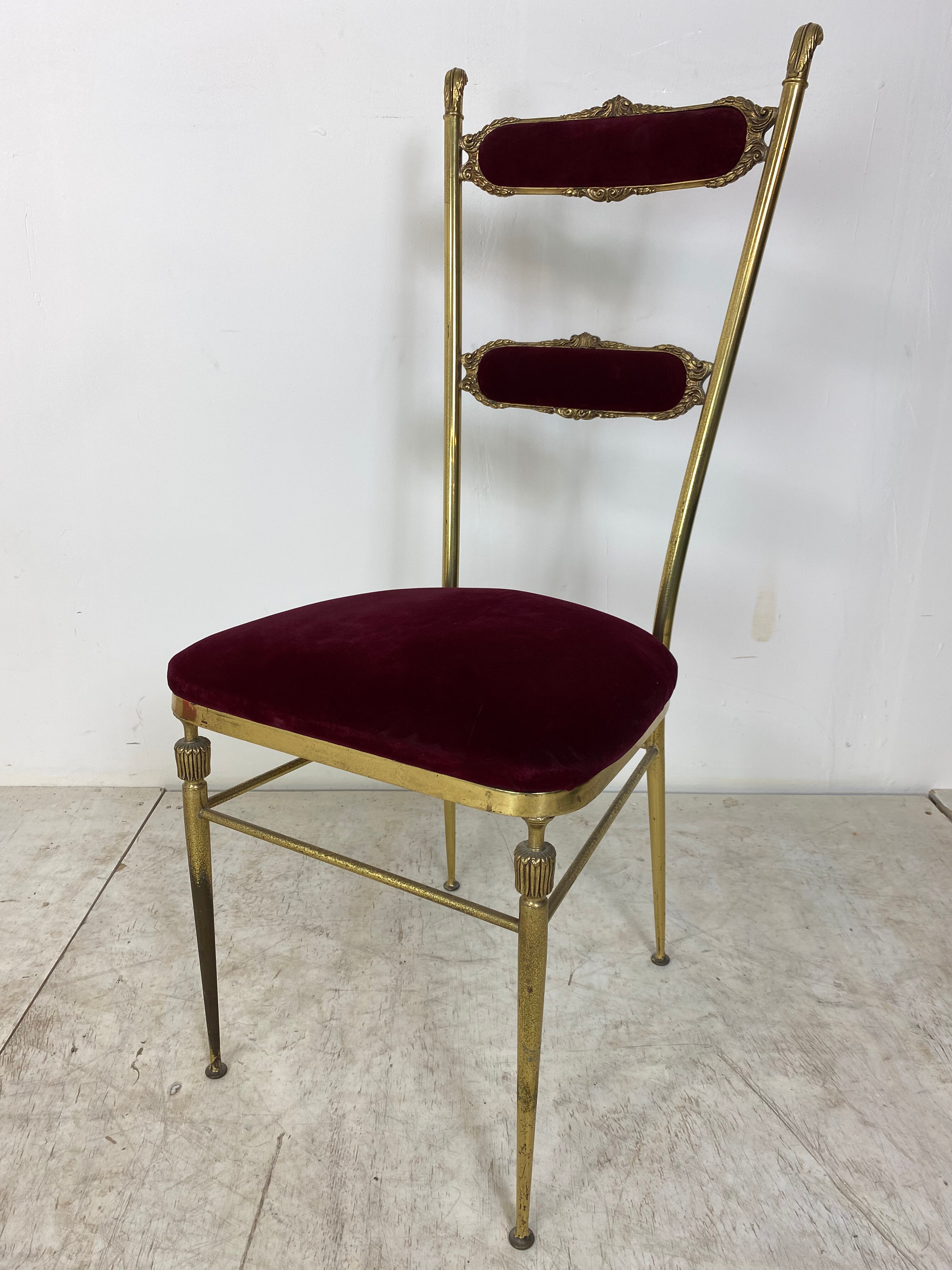 Chaise vintage hollywood regency brass and velvet années 1950