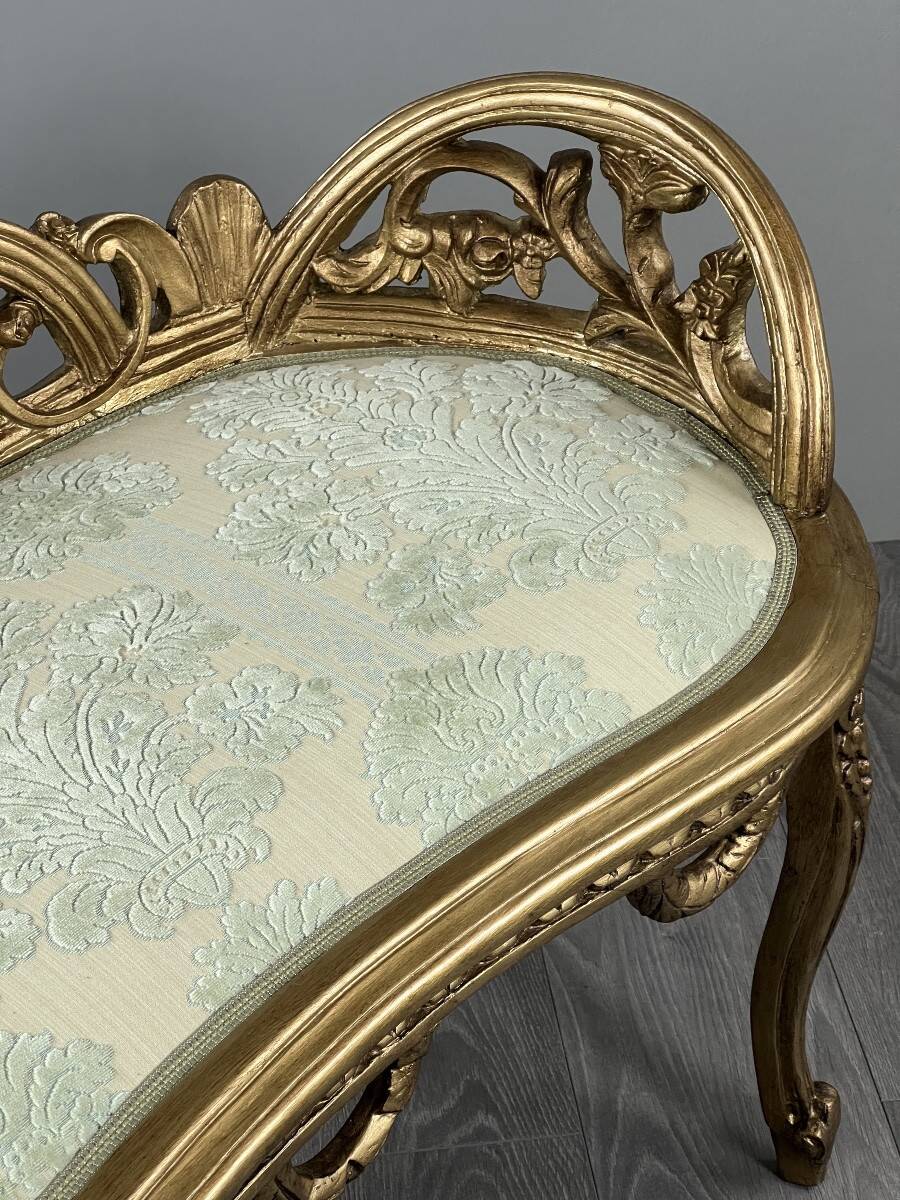 Louis XV style bench in carved and gilded wood, 20th century.