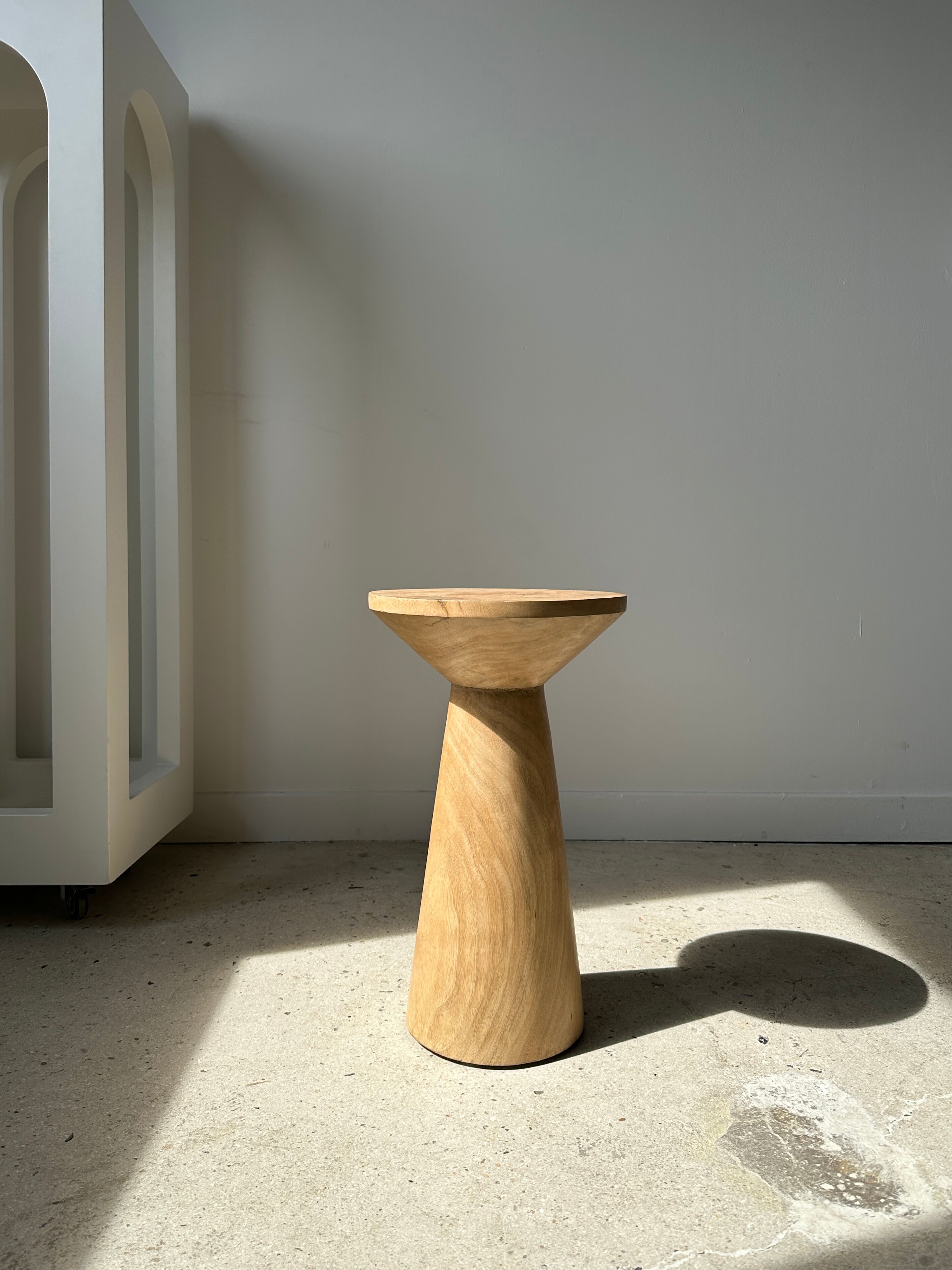 Side table, end of sofa in natural mango monoxyl conical tray H:50cm