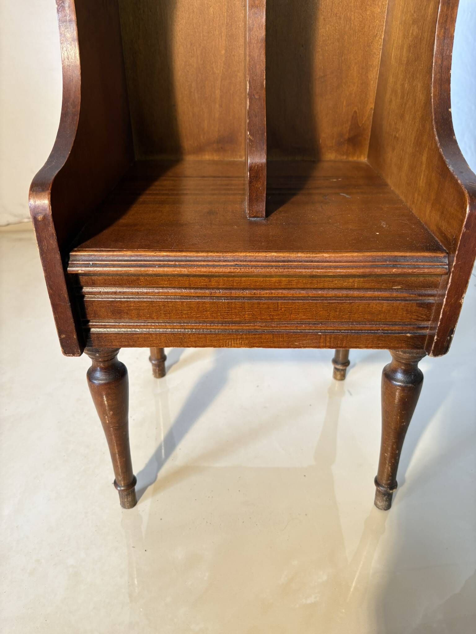 Vintage wooden magazine rack – curved lines and tapered legs