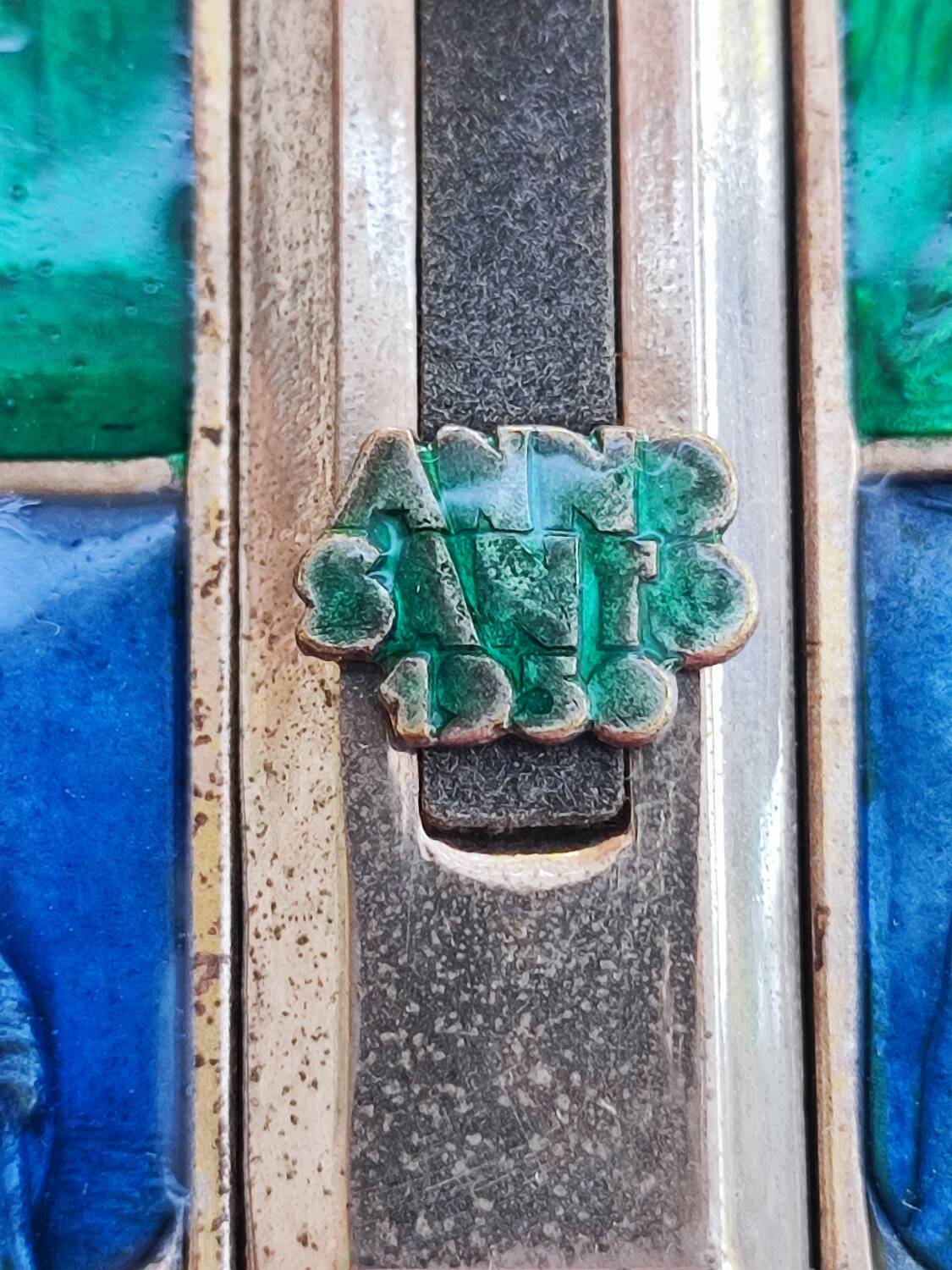 Crucifix en métal et émail