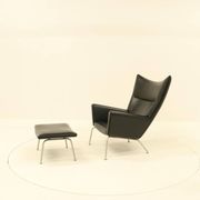 Fauteuil et repose-pieds assorti – CH445 et CH446 – par Hans Wegner