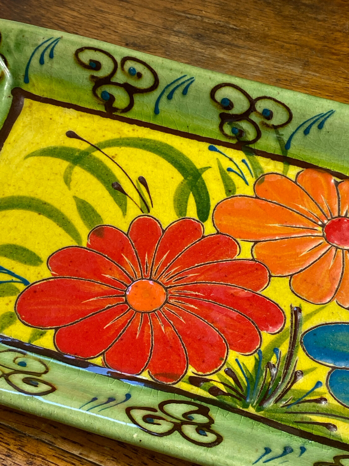 Plat fleuri en céramique