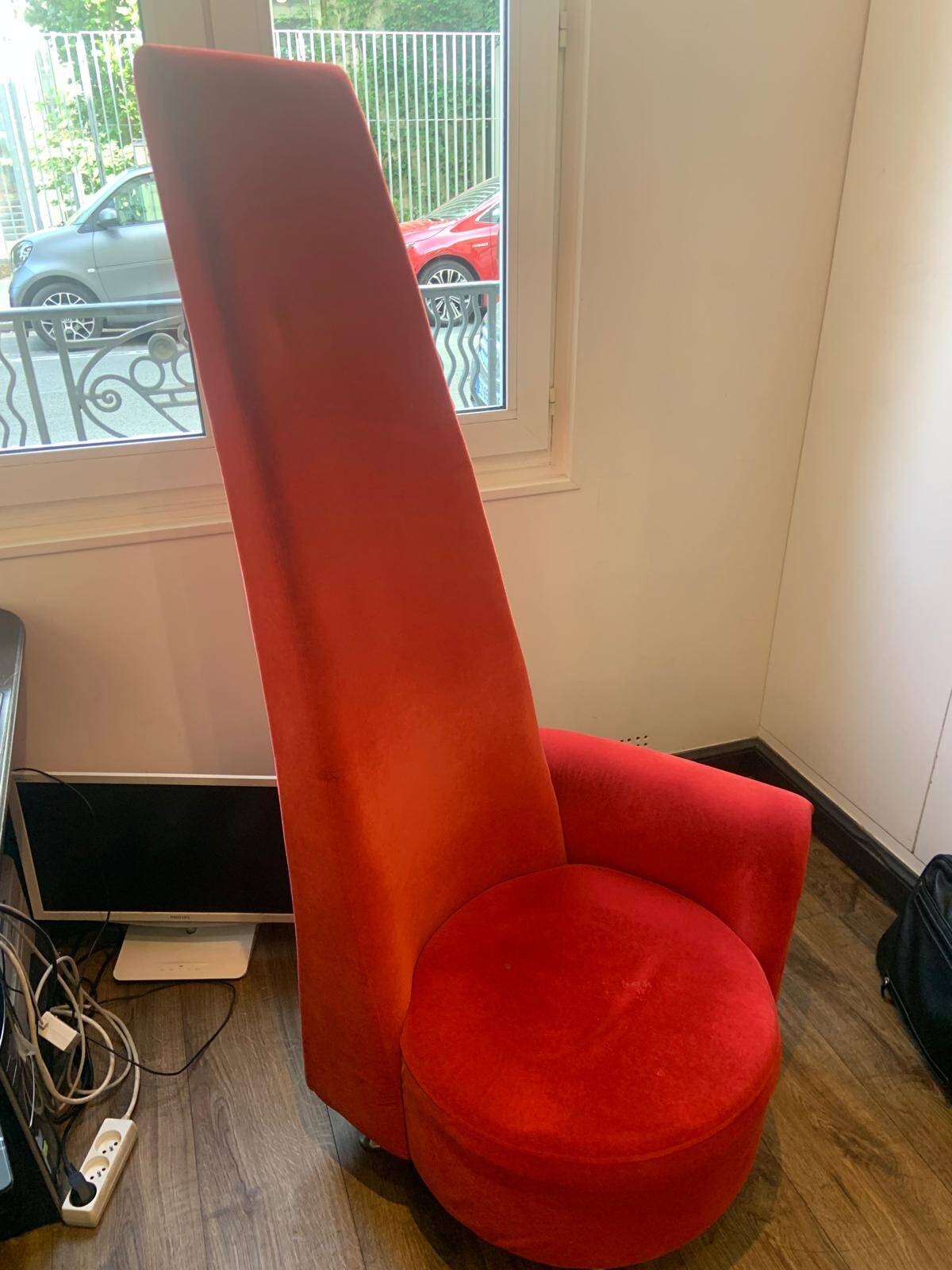 Fauteuil velours rouge asymétrique