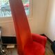 Fauteuil velours rouge asymétrique