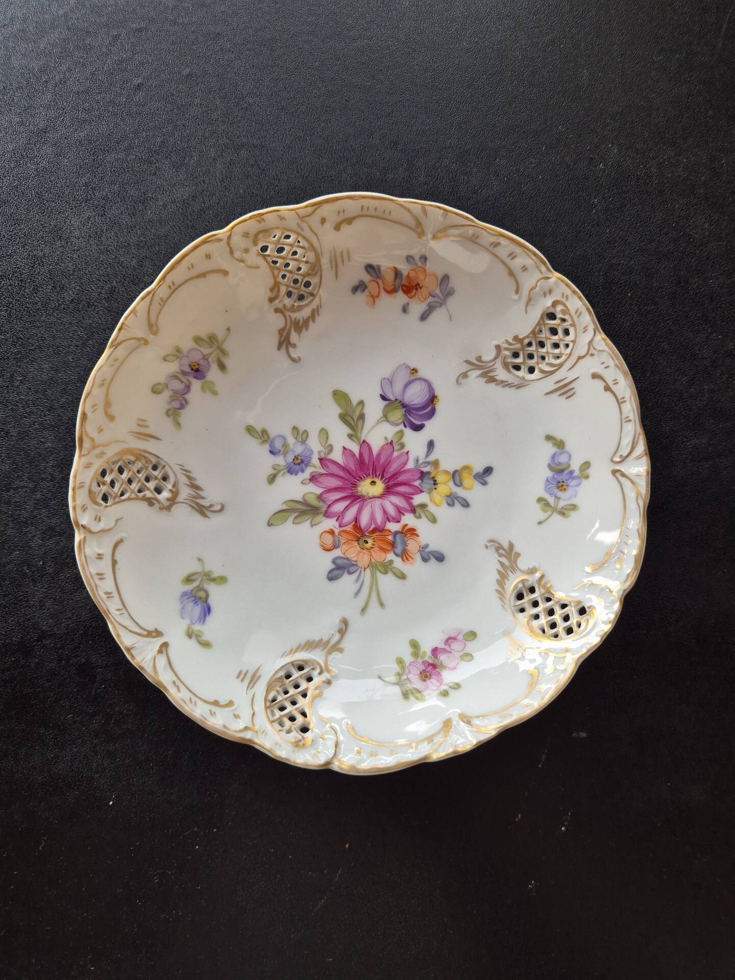 Small bowl / pierced plate in painted Nymphenburg porcelain.