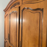 Armoire 3 portes en merisier style Régence