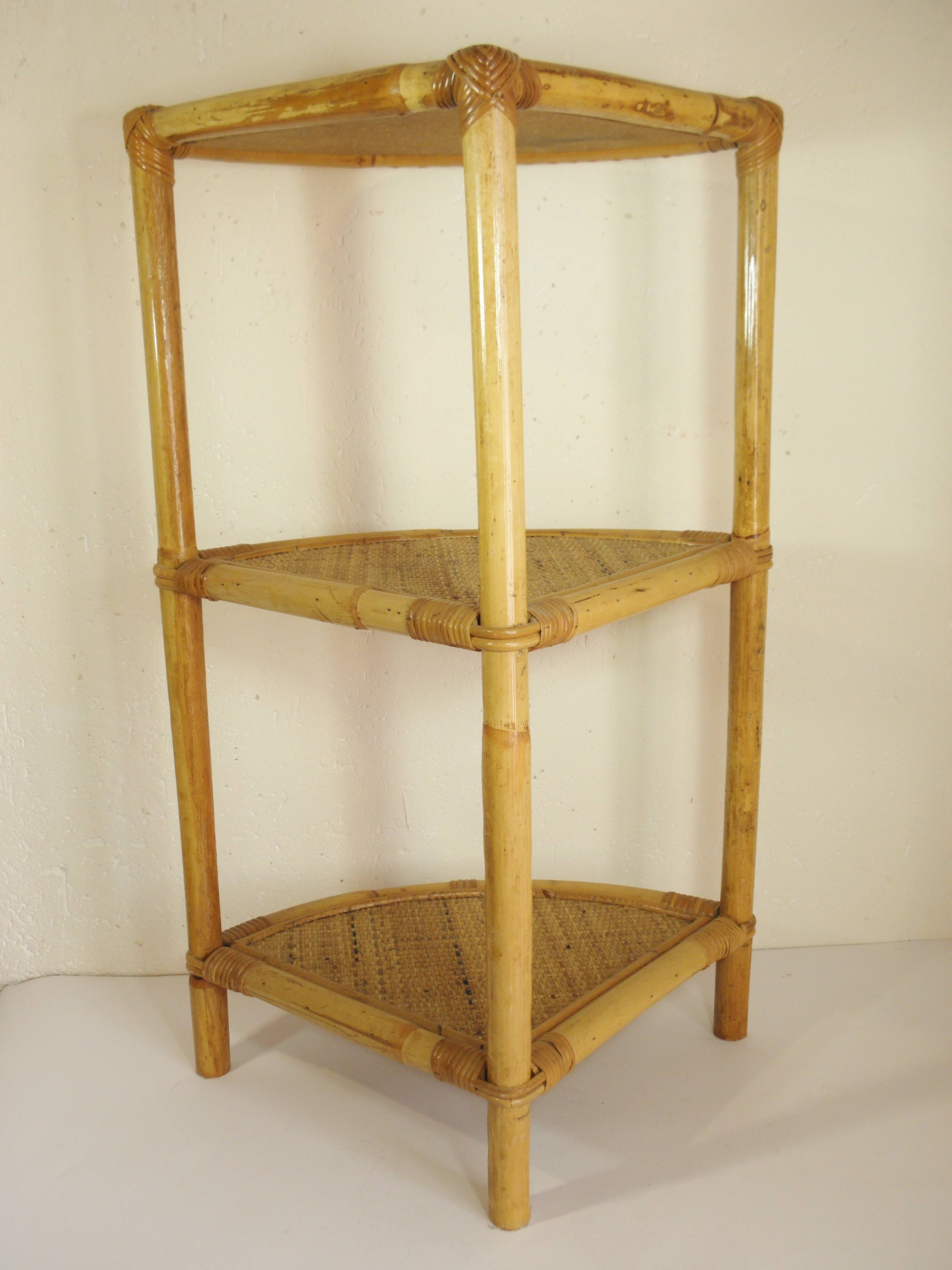 Corner shelf in rattan