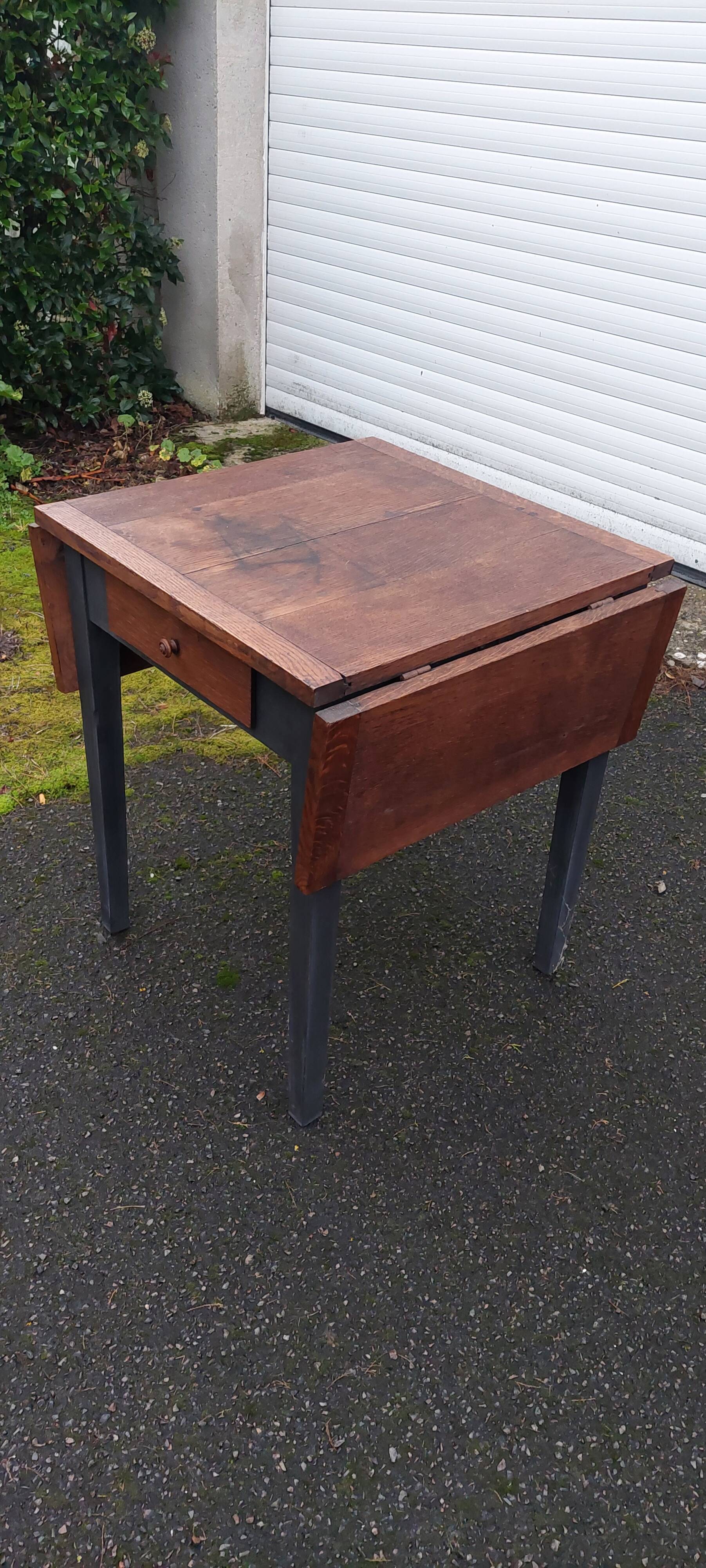 Drop-leaf table with oak top