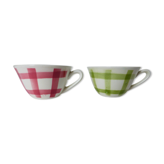 2 vintage coffee cups tablecloth pattern