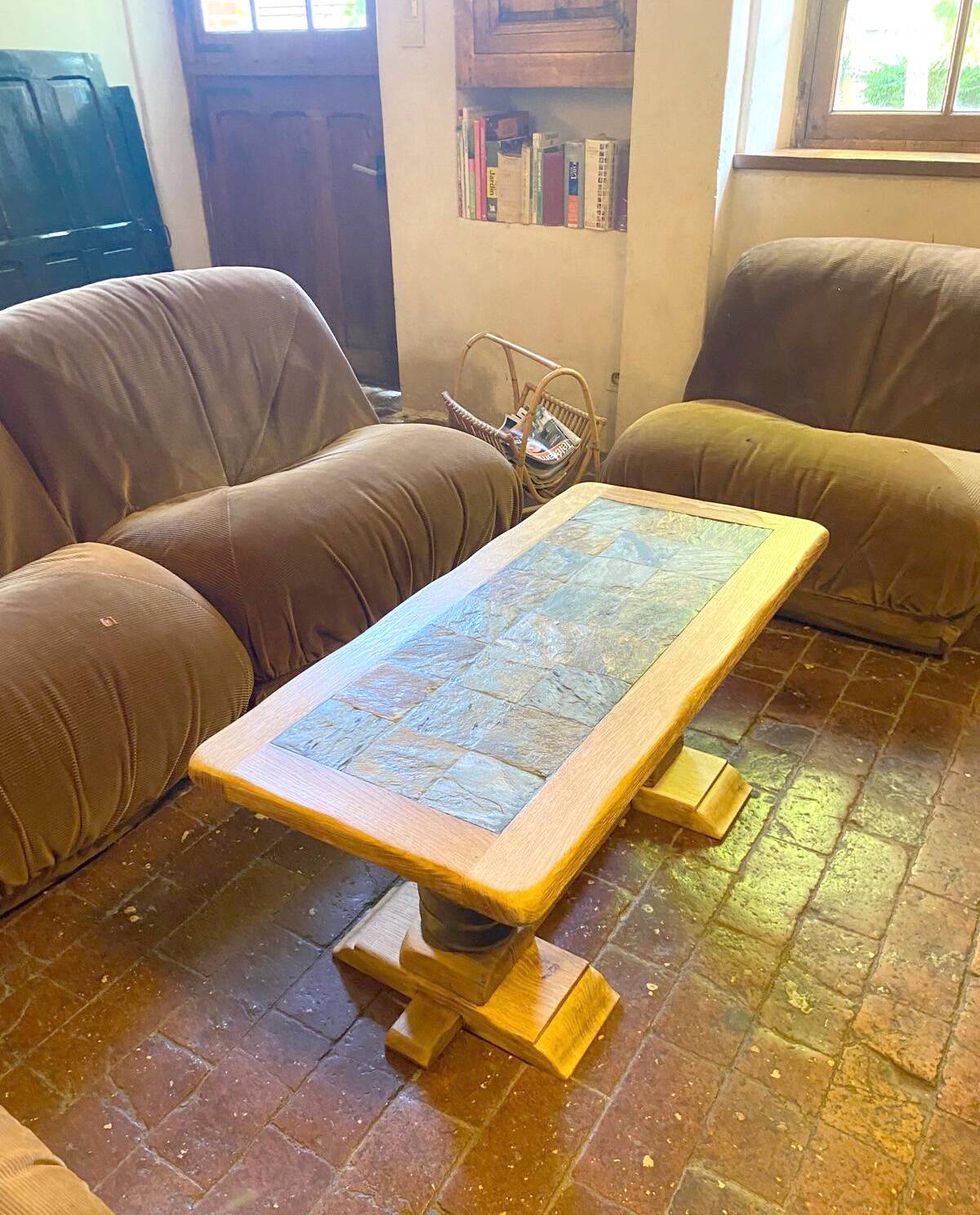 Vintage coffee table in solid oak and slate – Press screw base