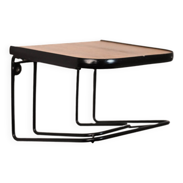 Table de nuit suspendue avec détails noirs
