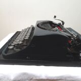 Machine à écrire  olivetti invicta