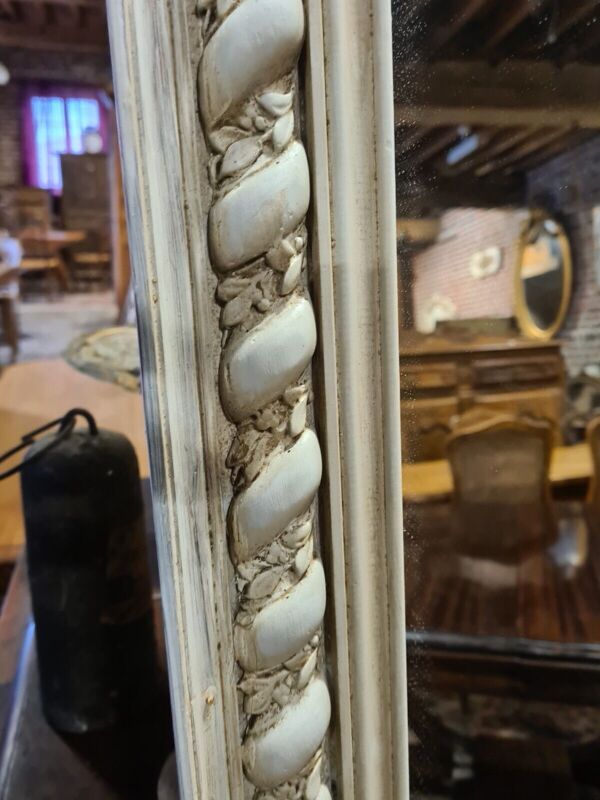 Miroir patiné beige avec des têtes de femme