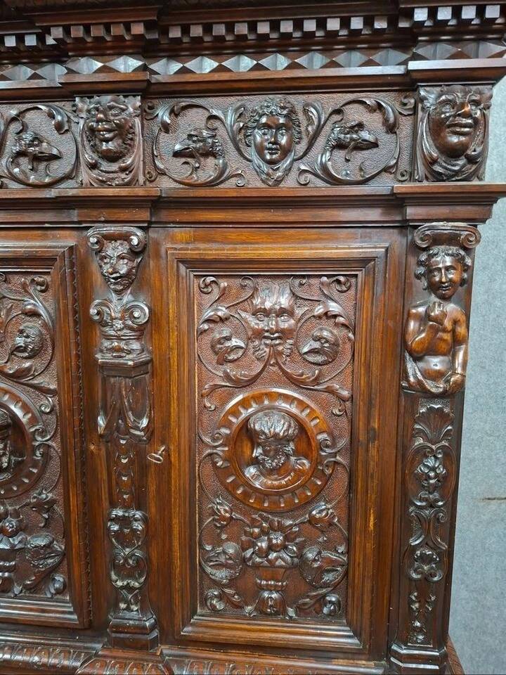 Cabinet d’apparat en bois richement sculpté dans le goût Renaissance