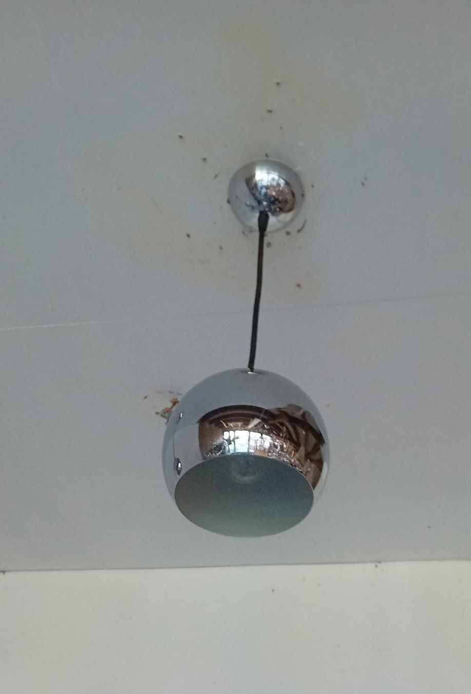 Paire de suspension boules chromées années 70/80.