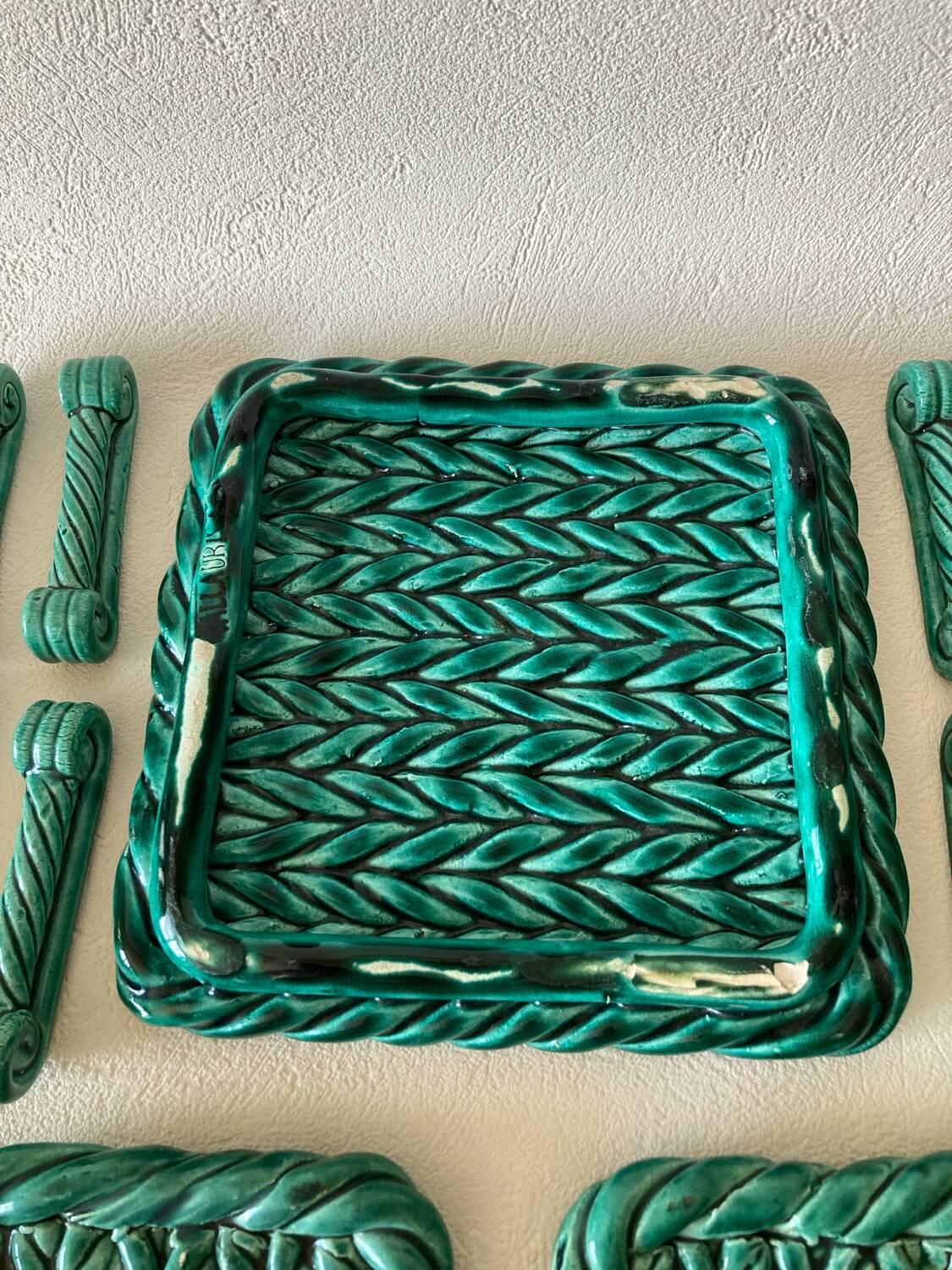 Table set in green Vallauris woven Barbotine