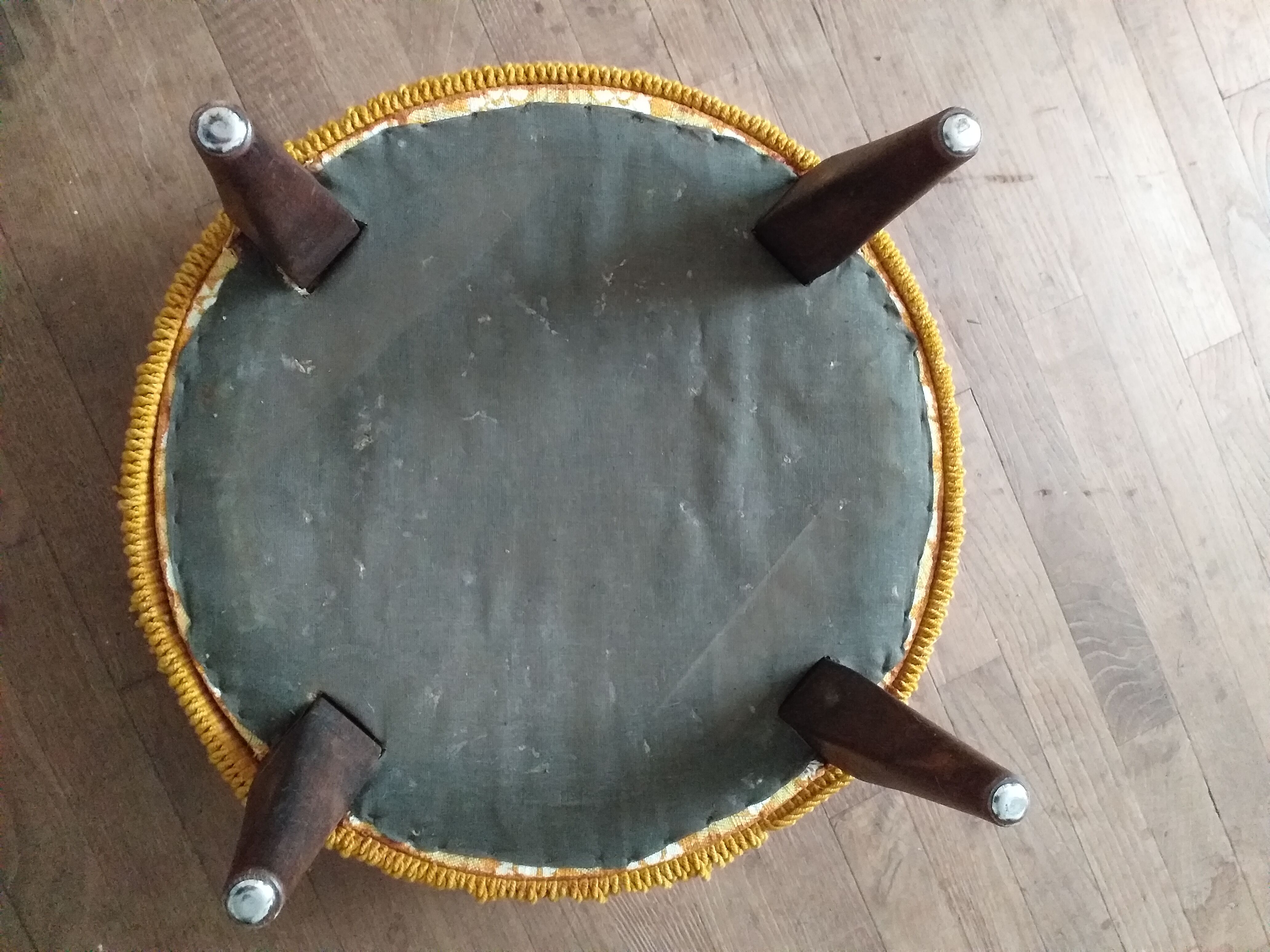 Vintage fringed toad pouf