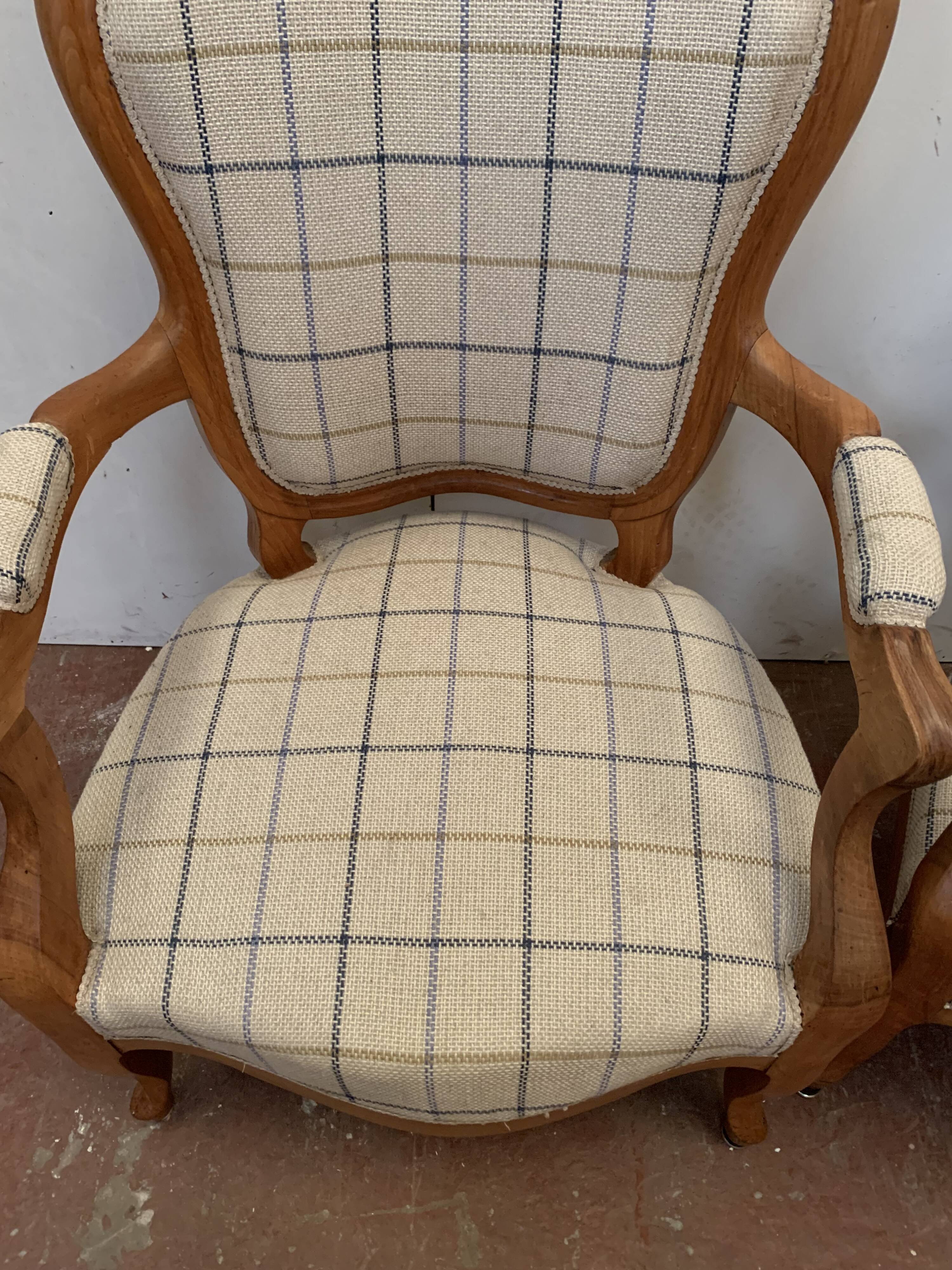 Paire de fauteuils de style Louis Philippe en hêtre teinté XX siècle