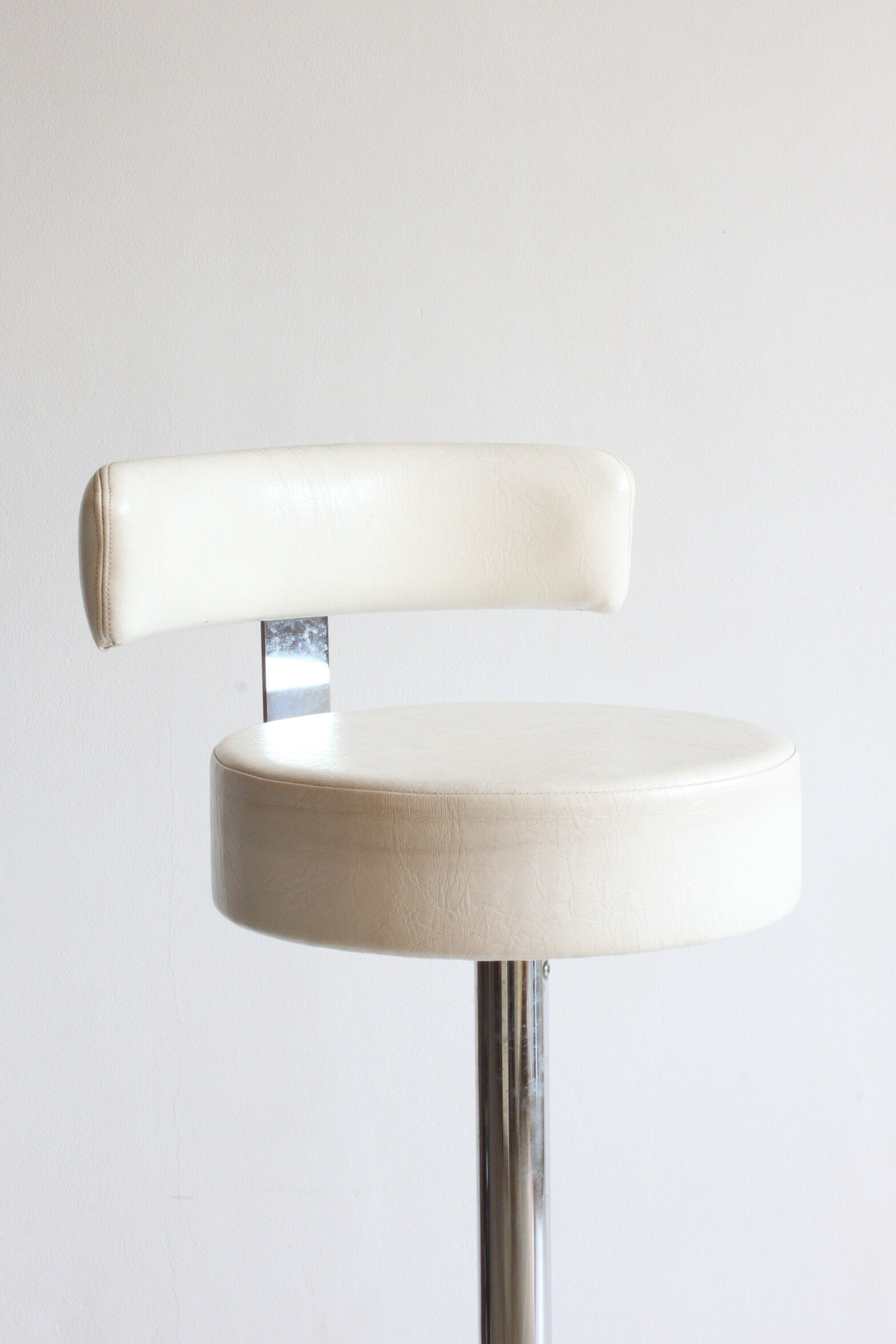 Chrome bar stool in white skai, 1960s.