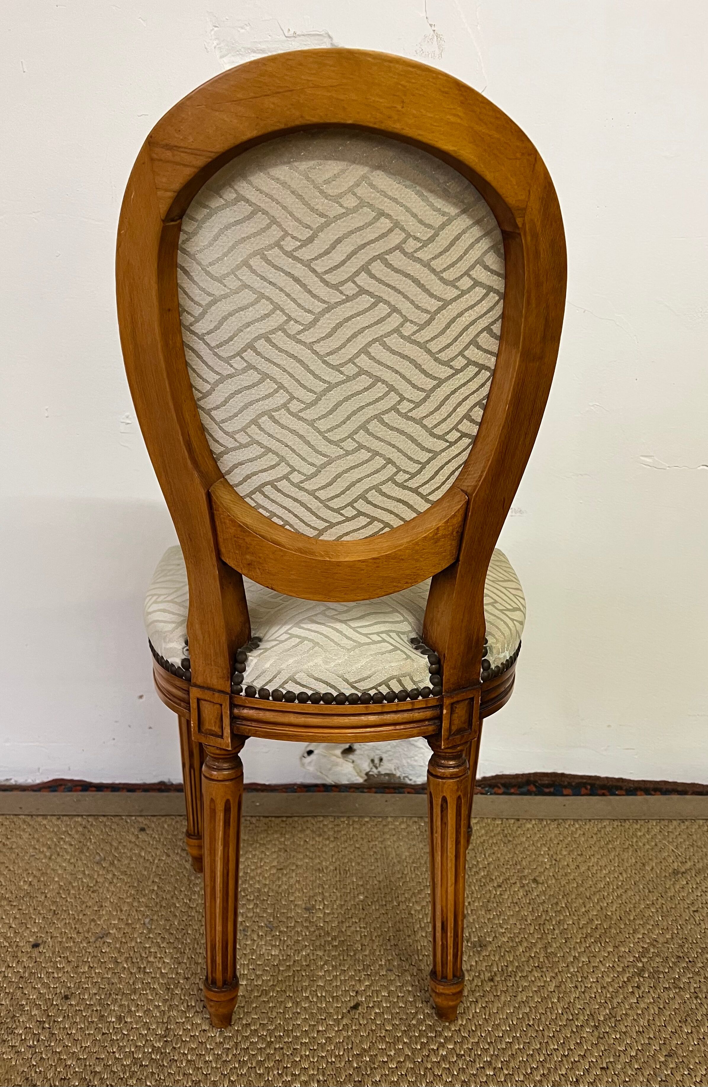 Chaise médaillon de style louis xvi