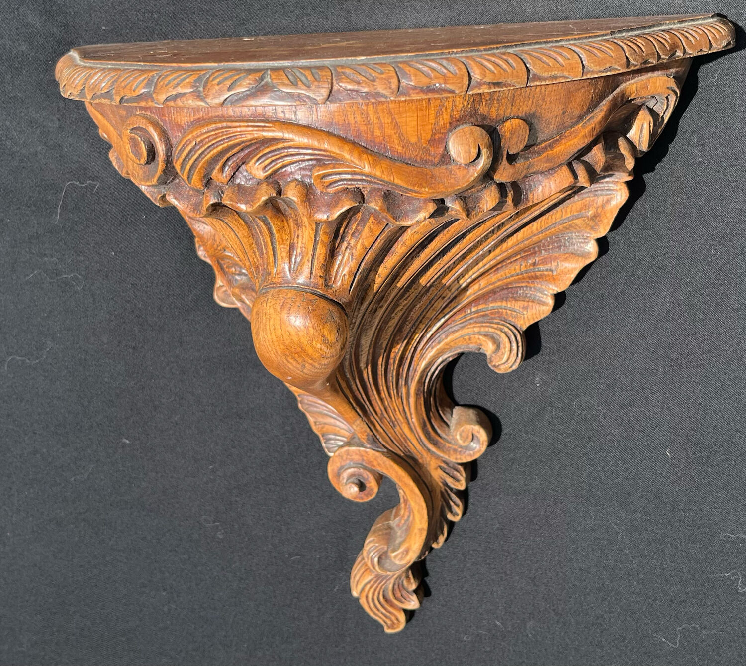 Étagère murale baroque signée