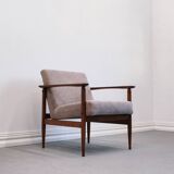 Mid Century Easy Chair in warm grey textil.